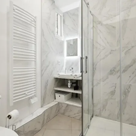Chic And Comfortable Studio Downtown